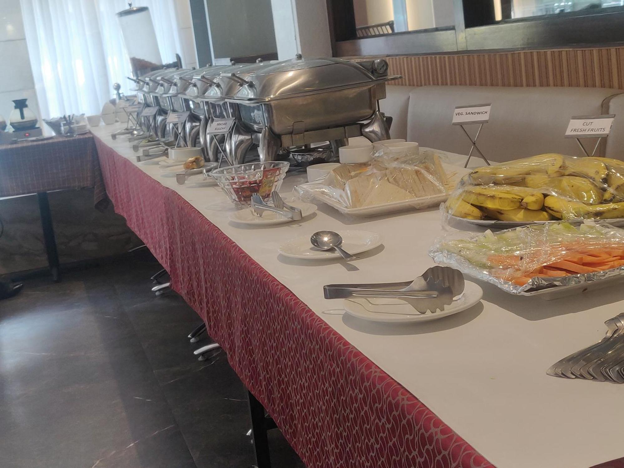 Airport Hotel Le Seasons Нью-Дели Экстерьер фото