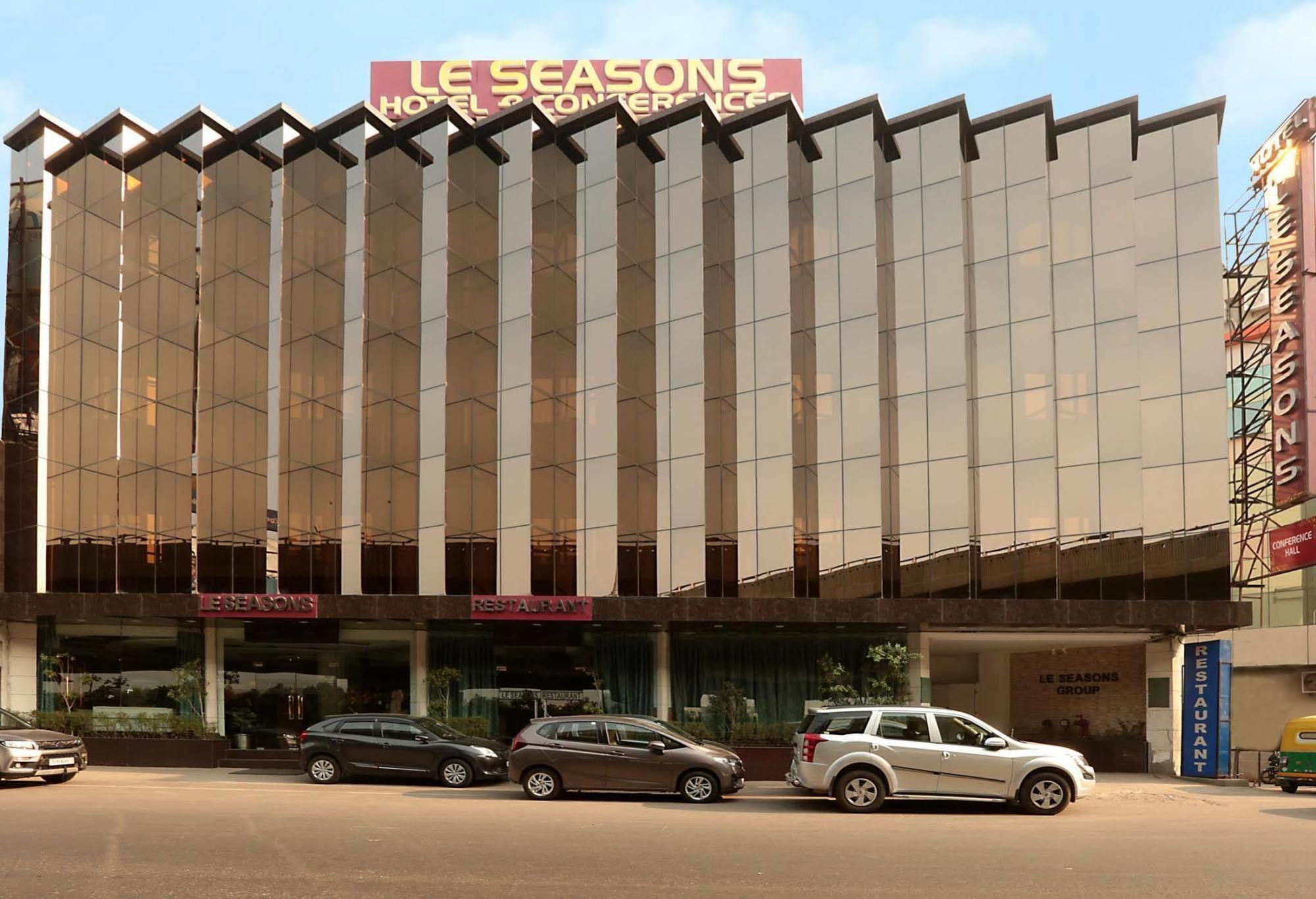 Airport Hotel Le Seasons Нью-Дели Экстерьер фото